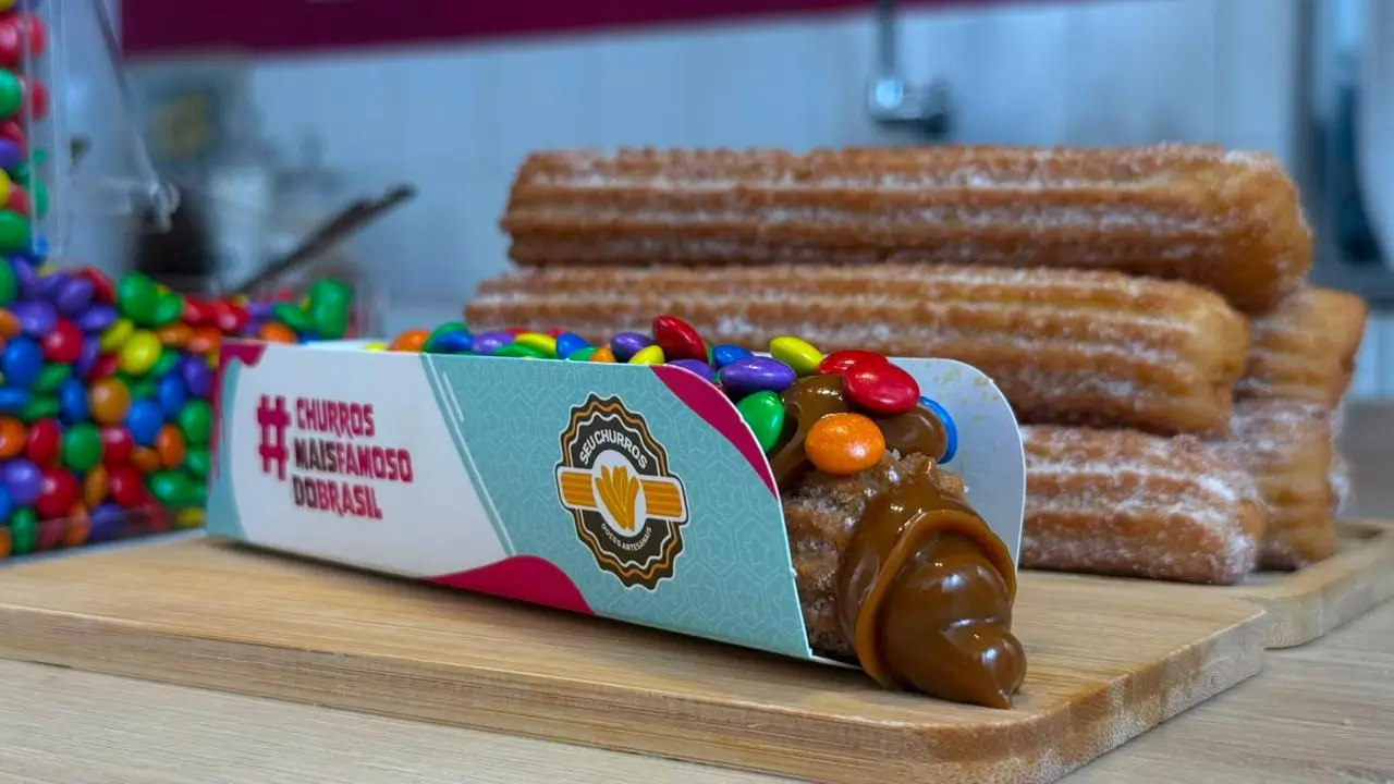 Churros recheado com doce de leite e confetes
