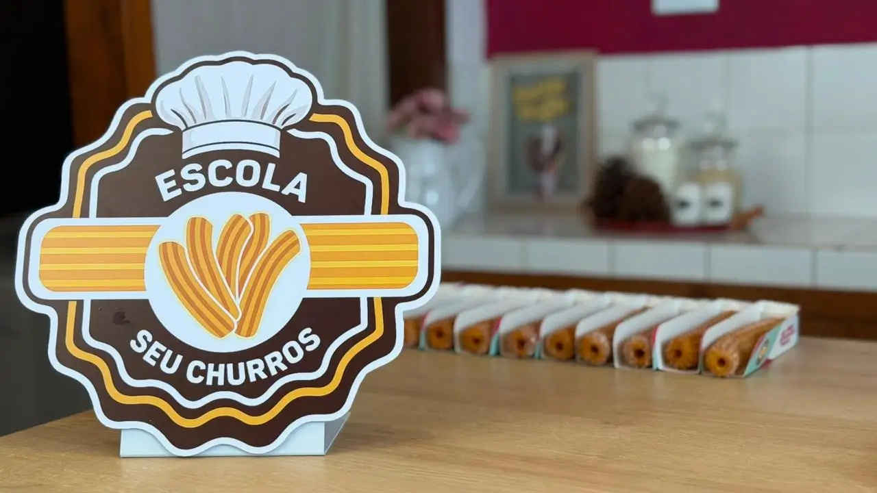 Churros embalados ao lado do totem da marca